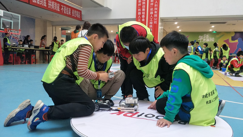 选手调试机器.jpg