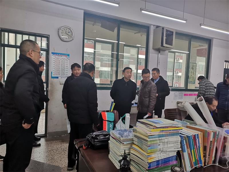 淮北实验高中文明创建进行时:校领导督导文明创建工作