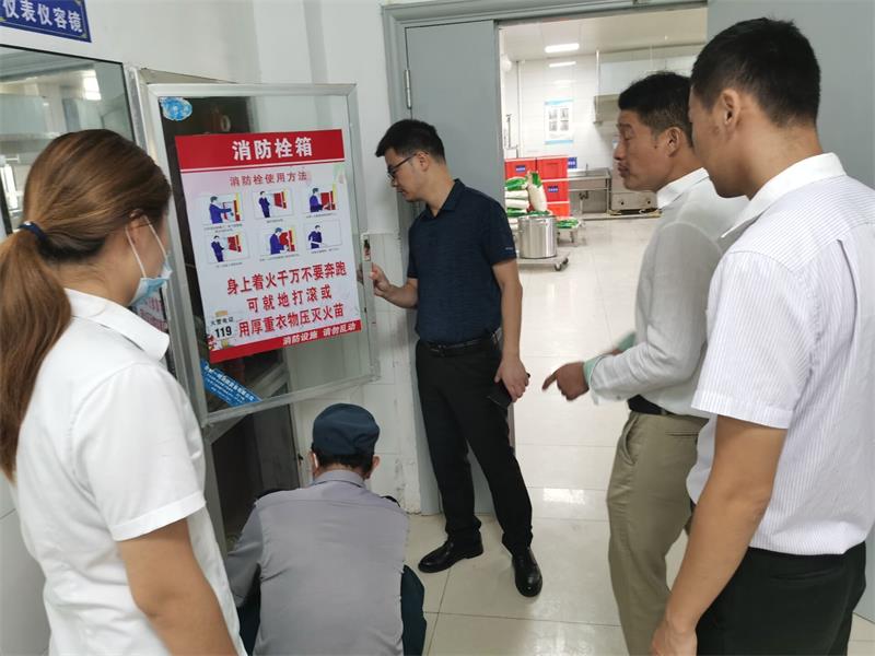 安全检查多措并举 喜迎国庆平安守护 ——-实验高中综治处开展安全大检查活动